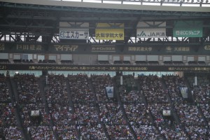 甲子園球場は改装してずいぶんハイテクになりました。