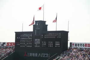 さあ、最終回の攻撃です。外野席ももうギッシリ。