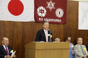 満場の拍手で東京丸高会の新会長に就任した山下さん(S45)です。