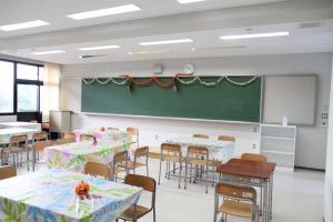 バザーの休憩所として開放されていた教室です。横幅が広くなり、前後は短くなりました。